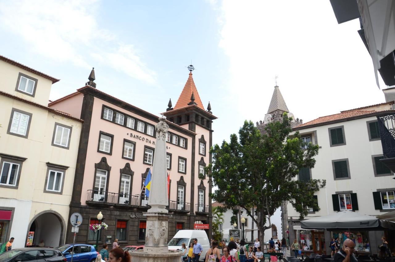 Edificio Charles 102 *
